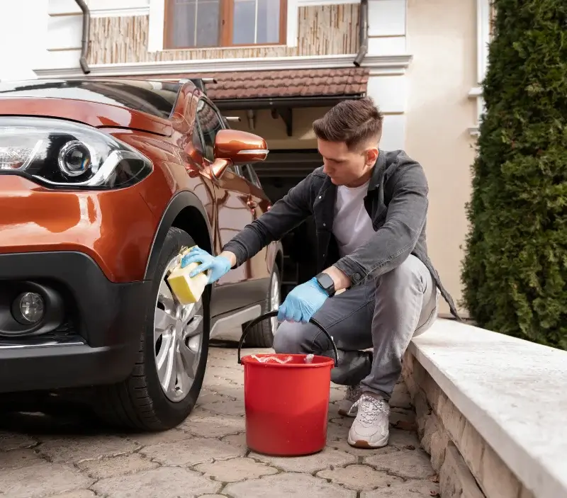 Lavage auto à domicile Chenillé-Champteussé : professionnel intervenant sur un véhicule